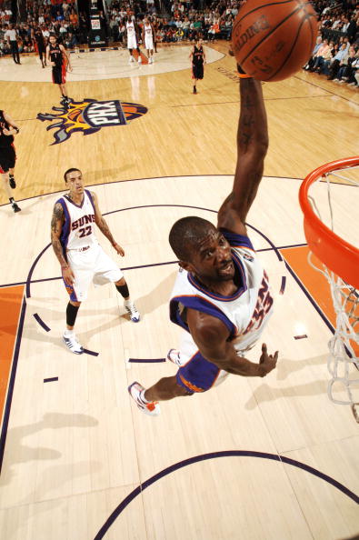 他在发球时 他在发球时